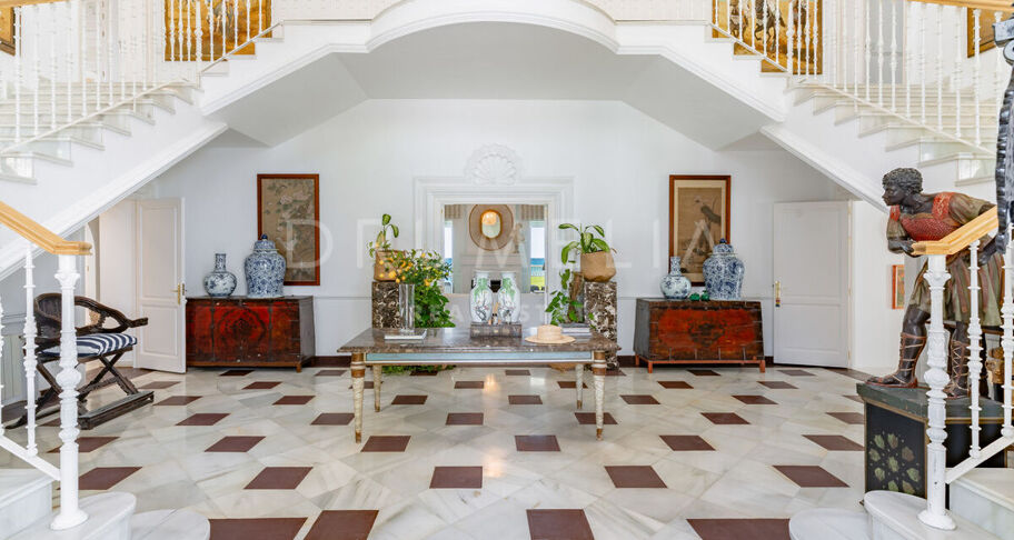 Klassieke Andalusische villa aan zee in Casasola, Oost-Estepona