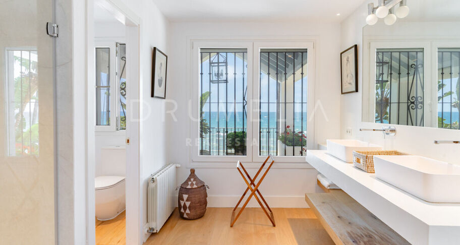 Klassieke Andalusische villa aan zee in Casasola, Oost-Estepona
