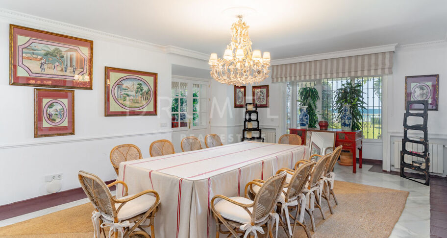 Klassieke Andalusische villa aan zee in Casasola, Oost-Estepona