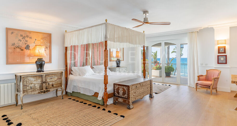 Klassieke Andalusische villa aan zee in Casasola, Oost-Estepona