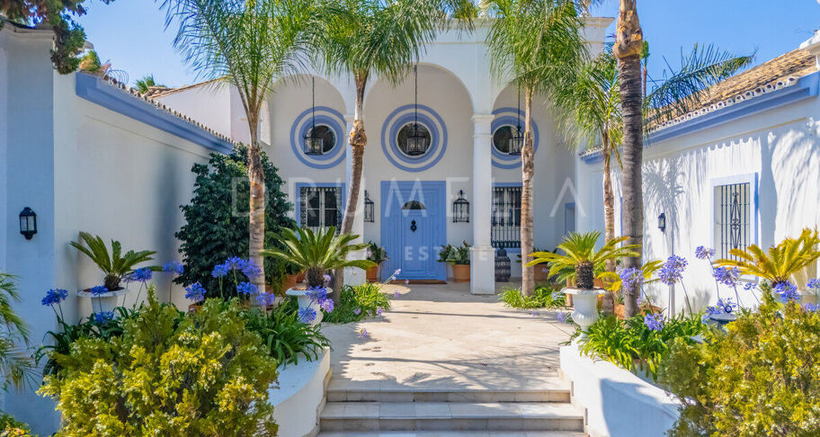 Klassieke Andalusische villa aan zee in Casasola, Oost-Estepona