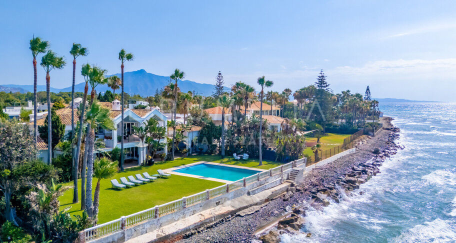 Klassieke Andalusische villa aan zee in Casasola, Oost-Estepona