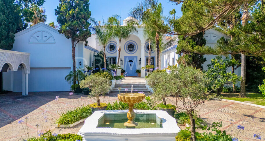 Klassieke Andalusische villa aan zee in Casasola, Oost-Estepona