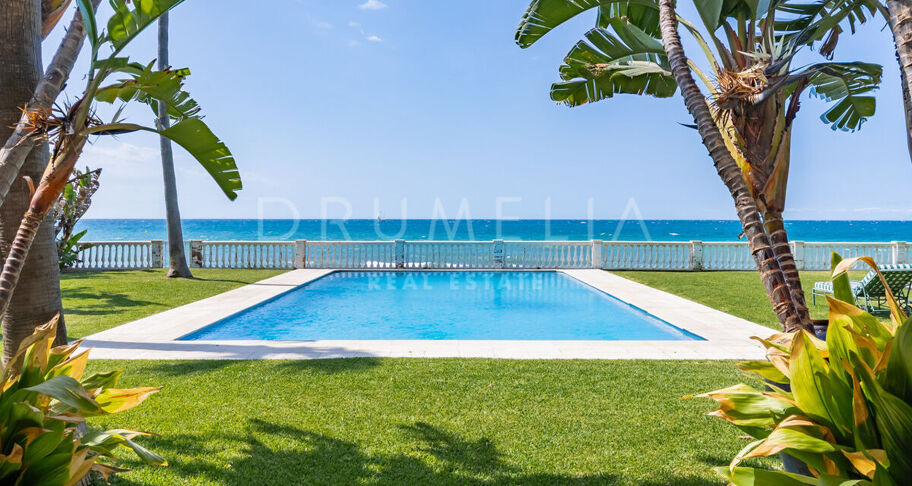 Klassieke Andalusische villa aan zee in Casasola, Oost-Estepona