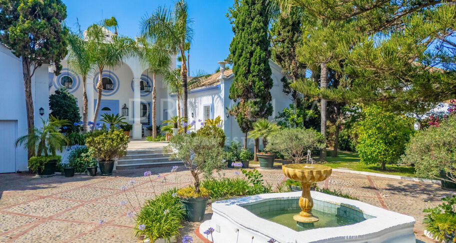 Klassieke Andalusische villa aan zee in Casasola, Oost-Estepona