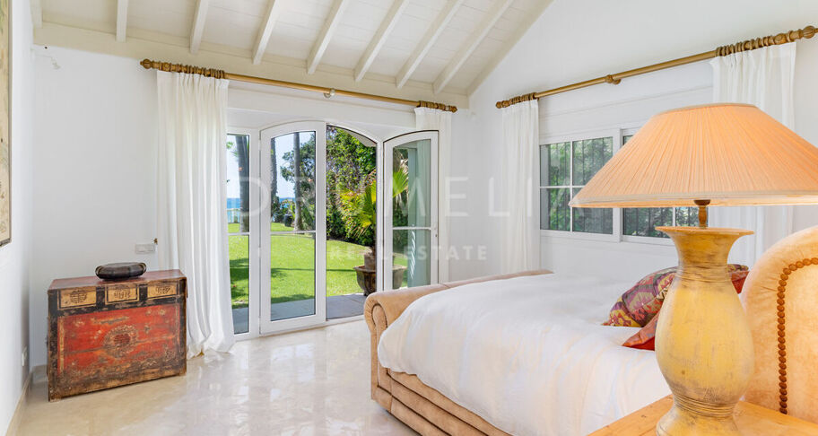 Klassieke Andalusische villa aan zee in Casasola, Oost-Estepona