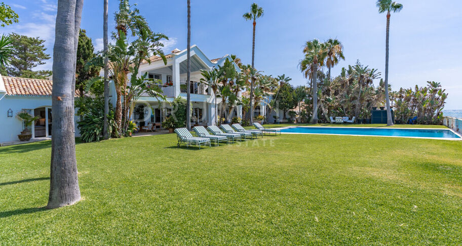 Klassieke Andalusische villa aan zee in Casasola, Oost-Estepona