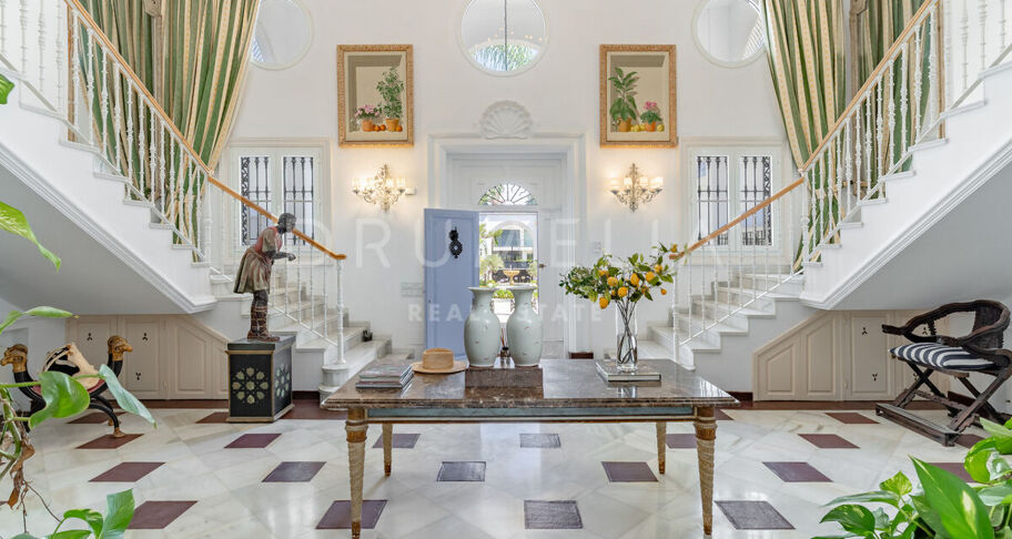 Klassieke Andalusische villa aan zee in Casasola, Oost-Estepona
