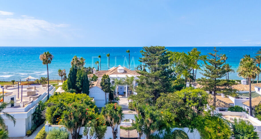Klassieke Andalusische villa aan zee in Casasola, Oost-Estepona