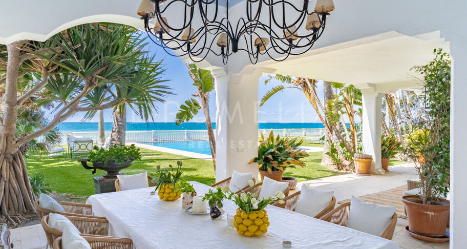 Klassieke Andalusische villa aan zee in Casasola, Oost-Estepona