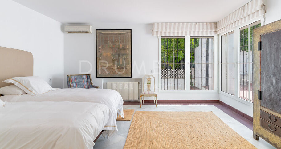 Klassieke Andalusische villa aan zee in Casasola, Oost-Estepona