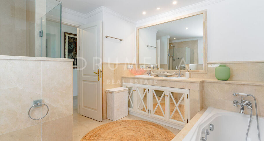 Klassieke Andalusische villa aan zee in Casasola, Oost-Estepona