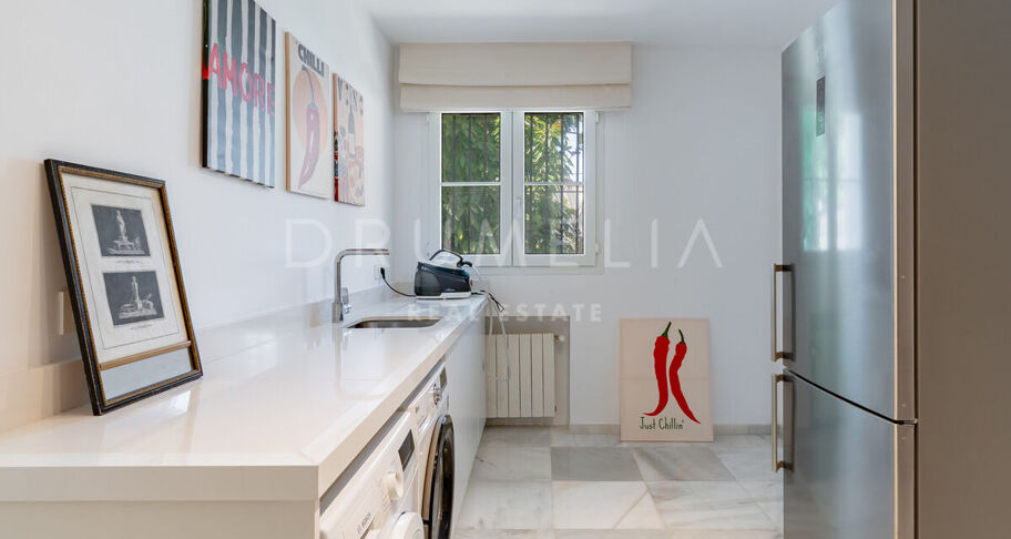 Klassieke Andalusische villa aan zee in Casasola, Oost-Estepona