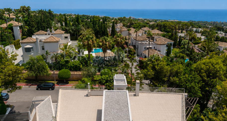 Résidence d’angle avec piscine privée et vues partielles sur la mer