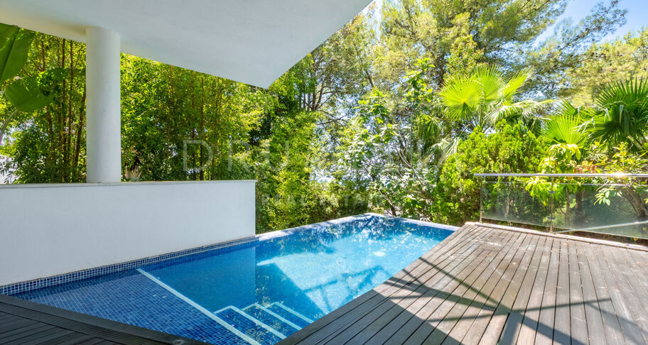 Résidence d’angle avec piscine privée et vues partielles sur la mer