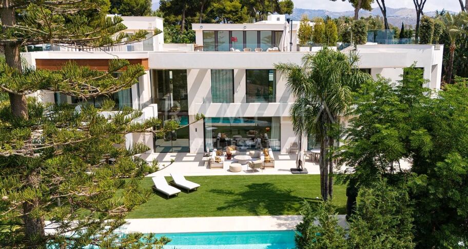 Villa te koop in Los Monteros Playa, Marbella Oost