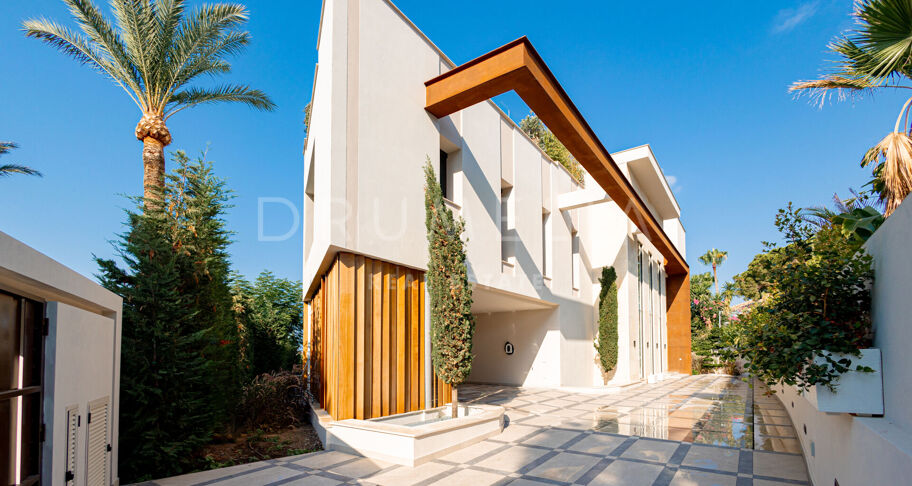Villa te koop in Los Monteros Playa, Marbella Oost