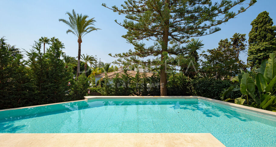 Villa te koop in Los Monteros Playa, Marbella Oost