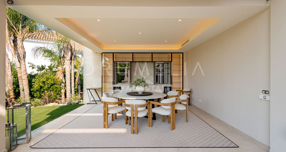 Villa te koop in Los Monteros Playa, Marbella Oost