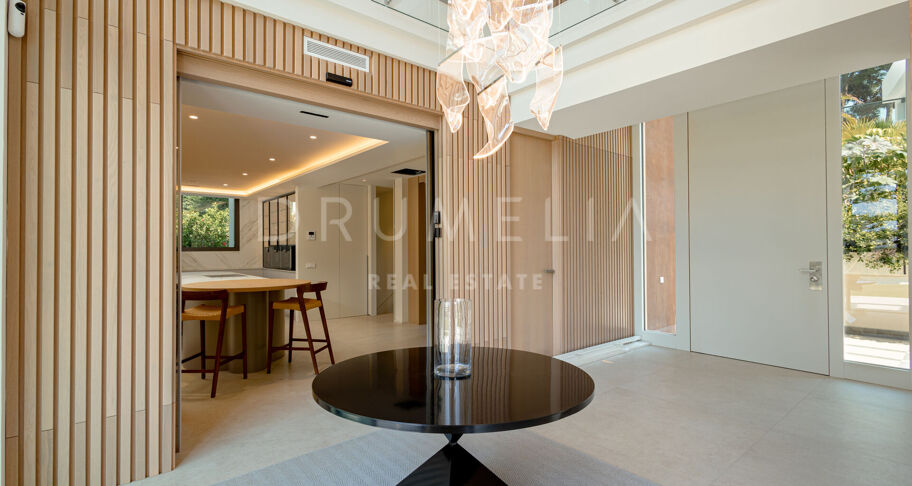 Villa te koop in Los Monteros Playa, Marbella Oost