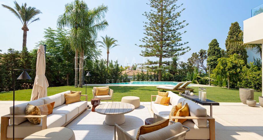 Villa te koop in Los Monteros Playa, Marbella Oost