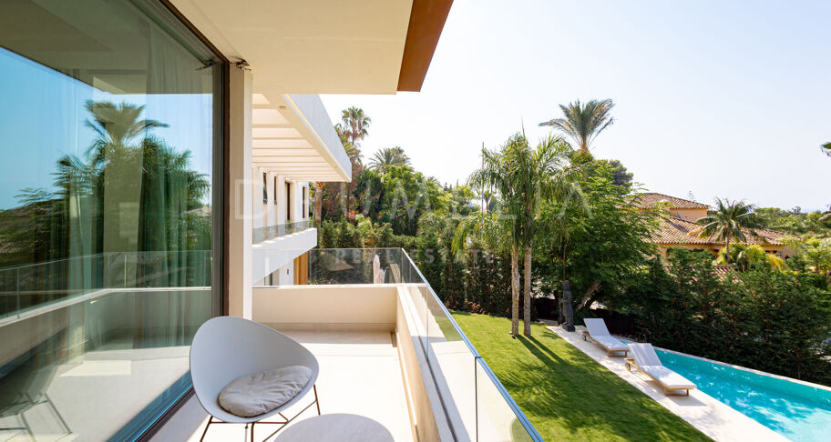 Villa te koop in Los Monteros Playa, Marbella Oost