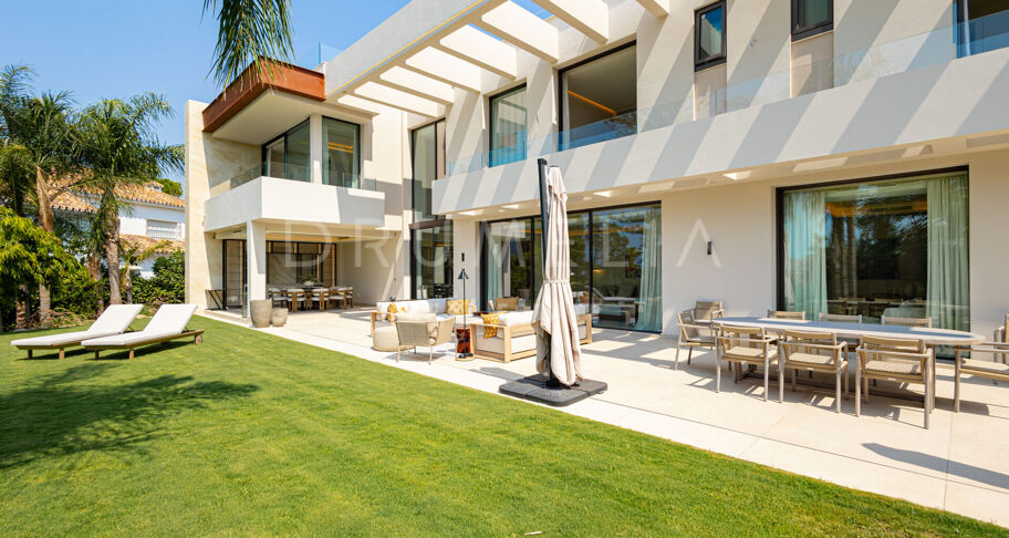 Villa te koop in Los Monteros Playa, Marbella Oost