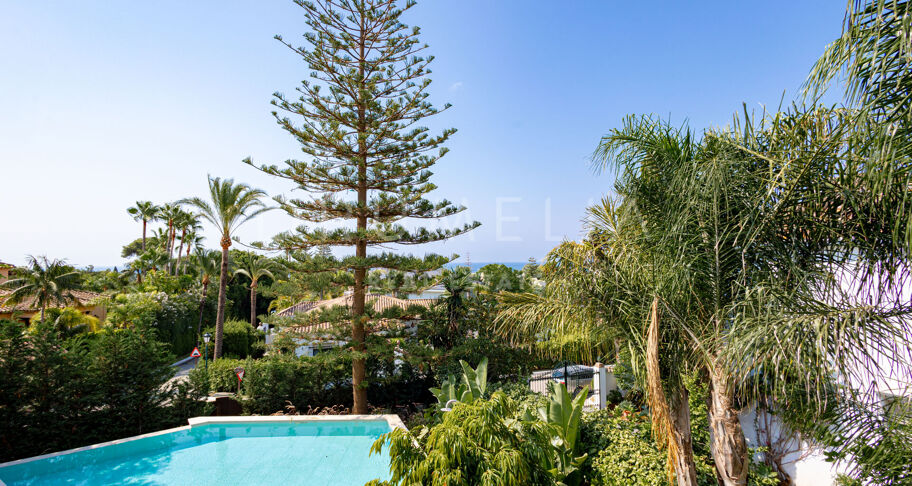 Villa te koop in Los Monteros Playa, Marbella Oost