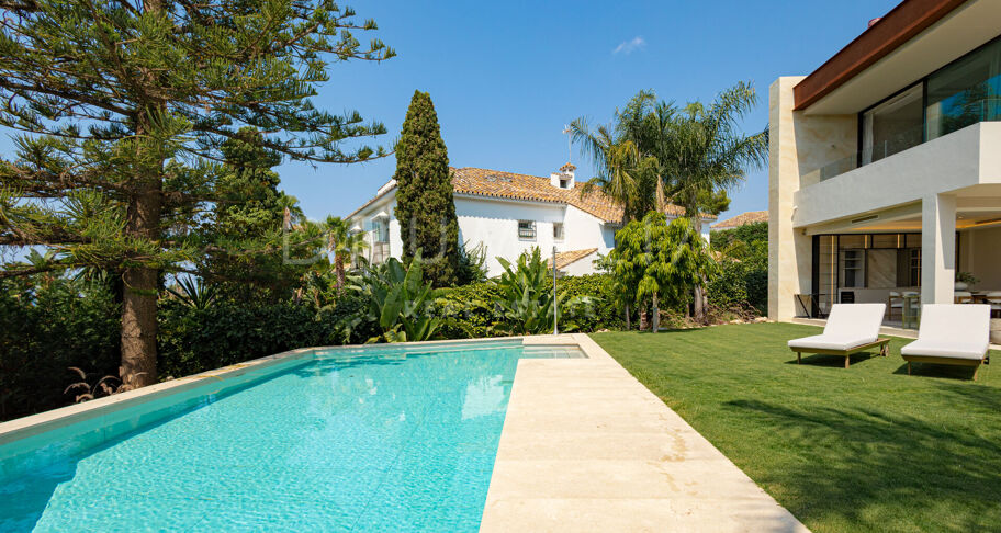 Villa te koop in Los Monteros Playa, Marbella Oost