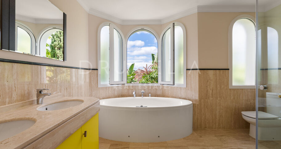 Frontline Golf Villa in Guadalmina, Marbella