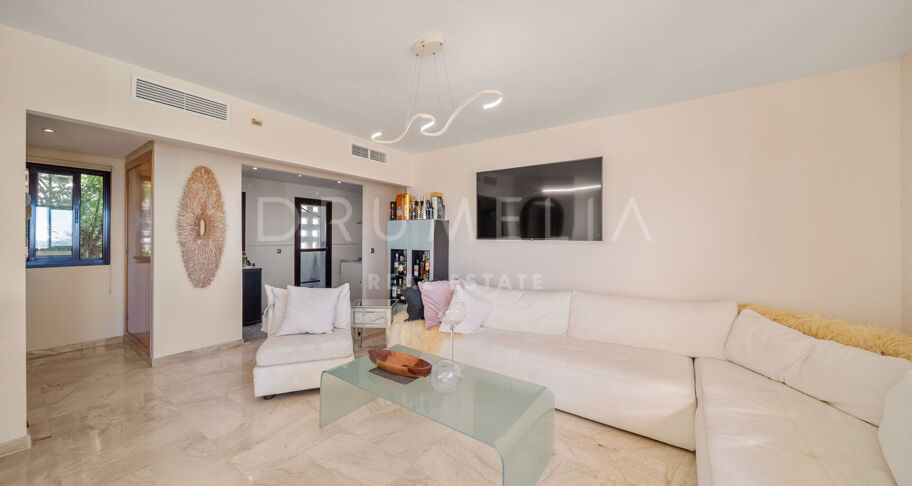 Penthouse mit Panoramablick auf das Meer in Casares