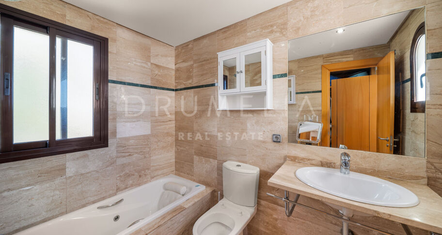 Penthouse mit Panoramablick auf das Meer in Casares