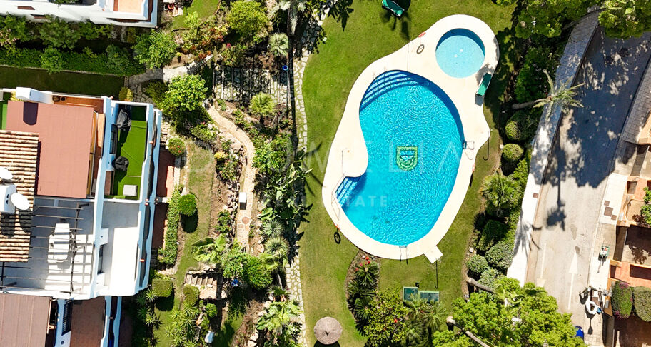 Radhus i Nagüeles, Marbella, med takterrass och jacuzzi