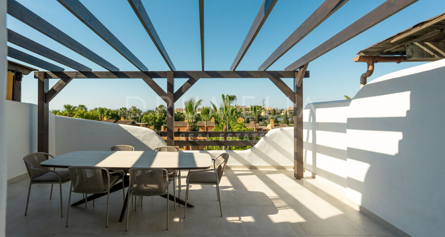 Radhus i Nagüeles, Marbella, med takterrass och jacuzzi