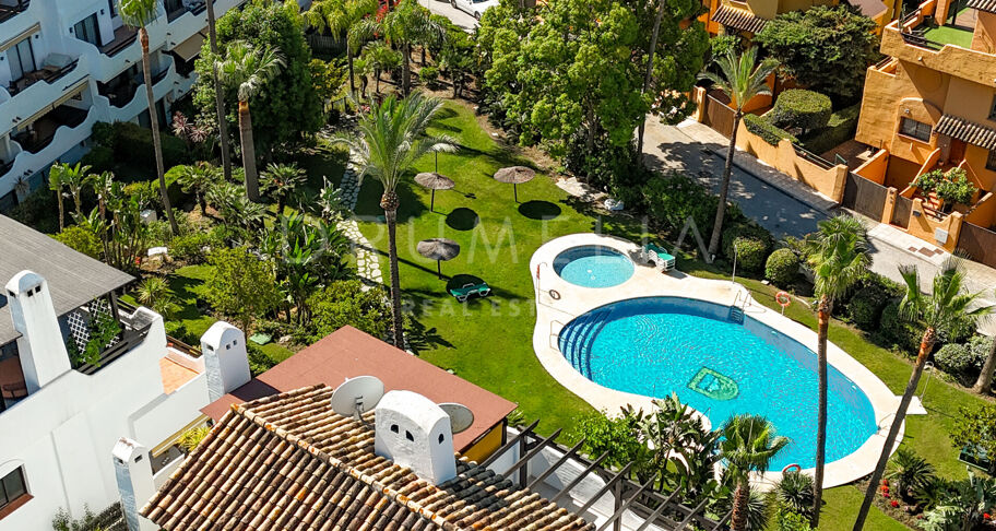 Radhus i Nagüeles, Marbella, med takterrass och jacuzzi