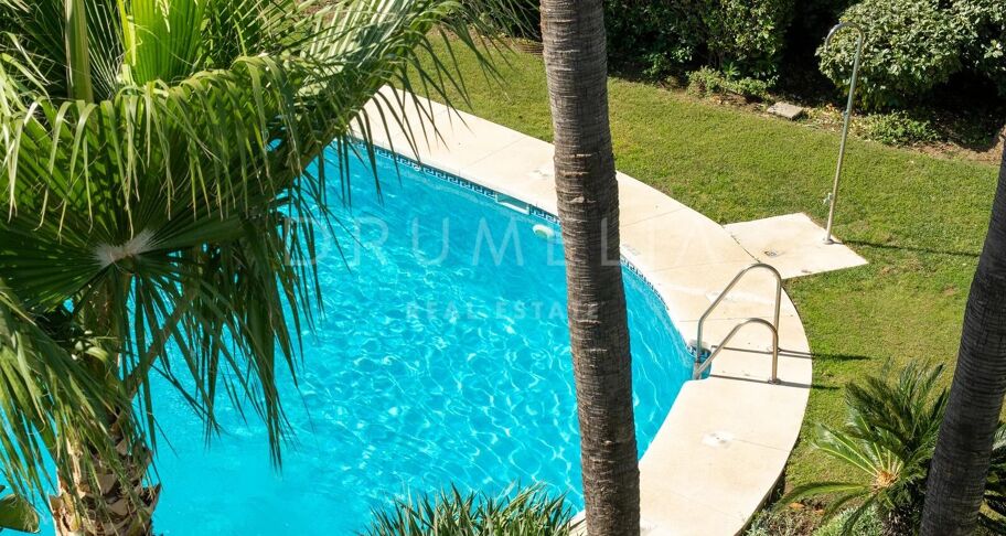 Radhus i Nagüeles, Marbella, med takterrass och jacuzzi
