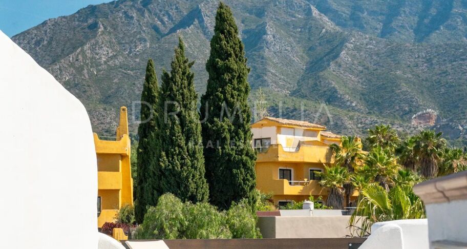 Radhus i Nagüeles, Marbella, med takterrass och jacuzzi