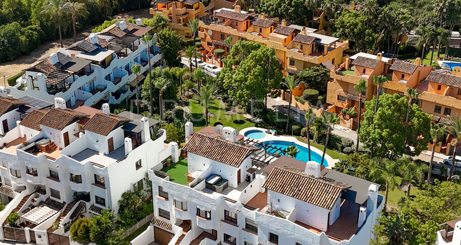 Radhus i Nagüeles, Marbella, med takterrass och jacuzzi