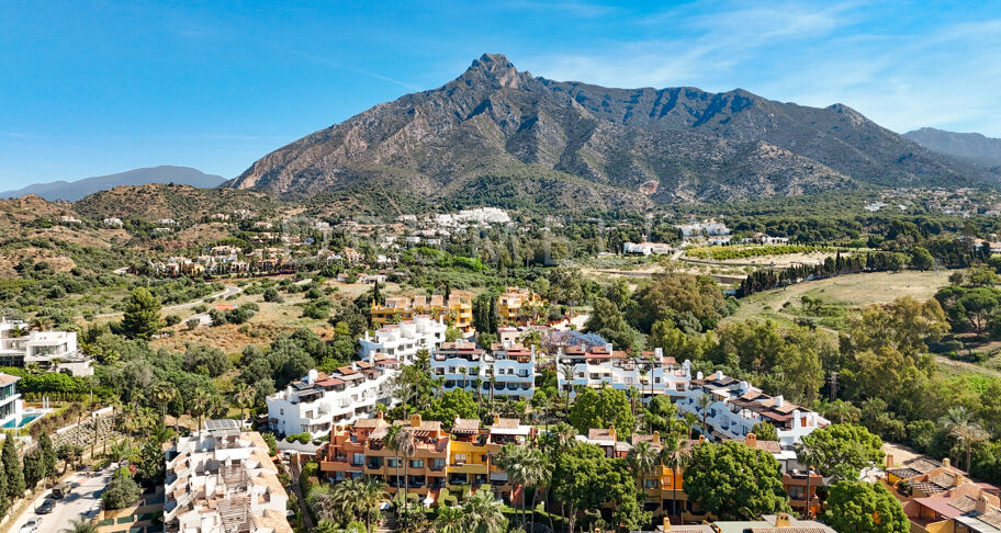 Radhus i Nagüeles, Marbella, med takterrass och jacuzzi