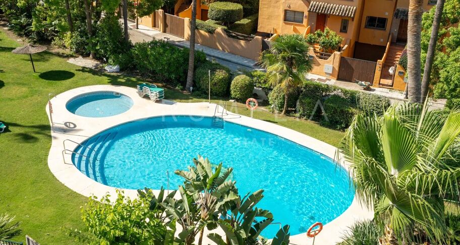 Radhus i Nagüeles, Marbella, med takterrass och jacuzzi