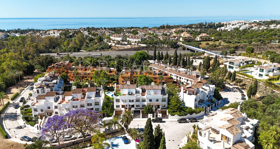 Radhus i Nagüeles, Marbella, med takterrass och jacuzzi