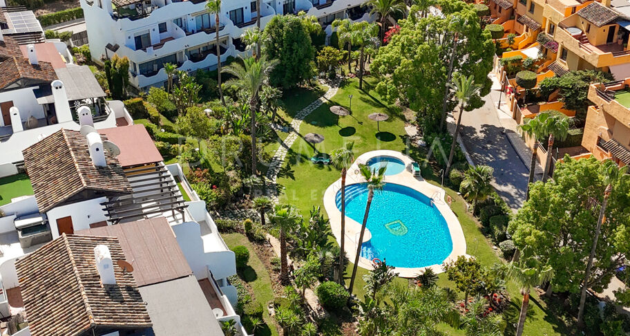 Radhus i Nagüeles, Marbella, med takterrass och jacuzzi