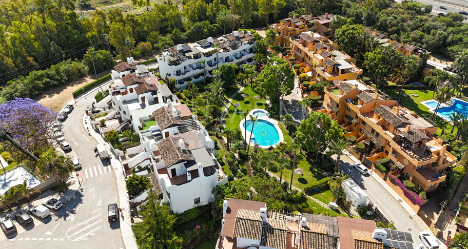 Radhus i Nagüeles, Marbella, med takterrass och jacuzzi