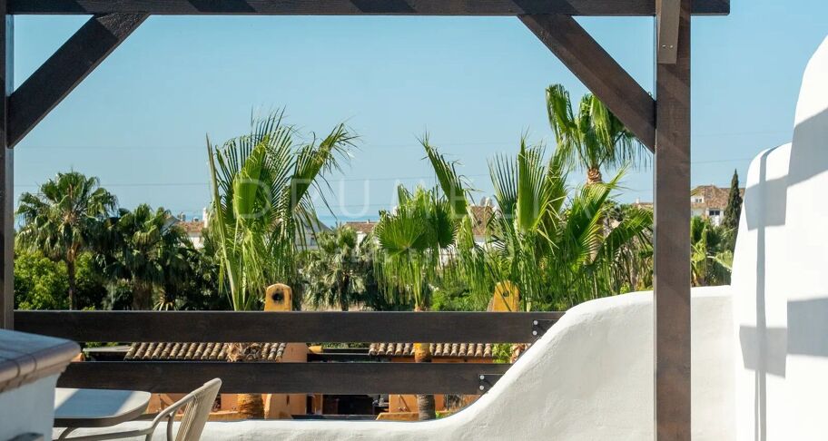 Radhus i Nagüeles, Marbella, med takterrass och jacuzzi
