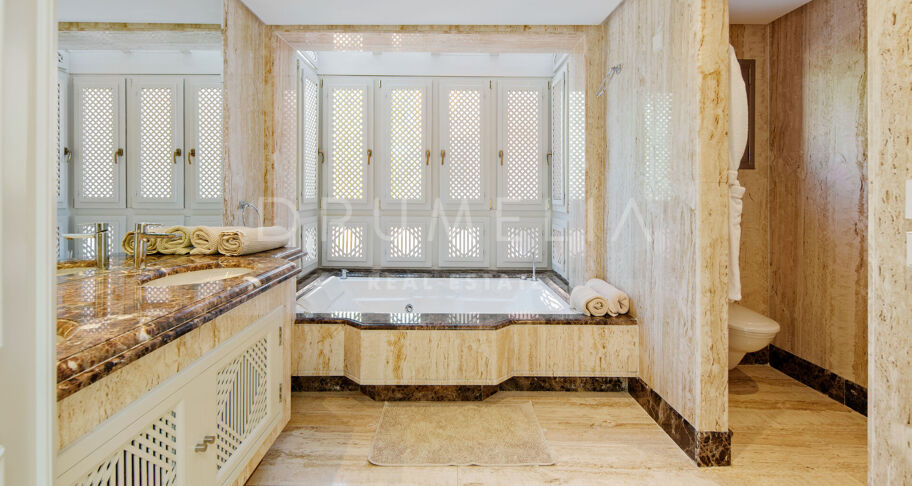 Duplex-Penthouse mit Meerblick in La Morera, Marbella East
