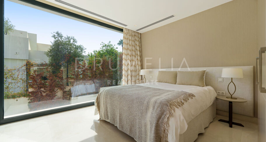 Villa contemporaine en première ligne de golf à Nueva Andalucía