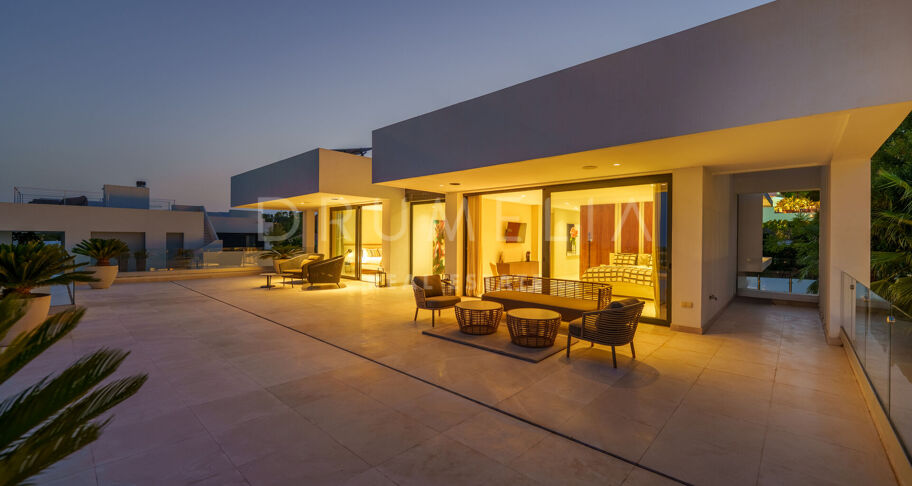 Villa contemporaine en première ligne de golf à Nueva Andalucía