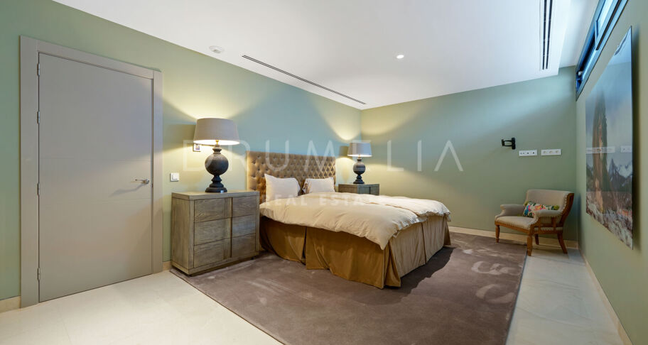 Villa contemporaine en première ligne de golf à Nueva Andalucía