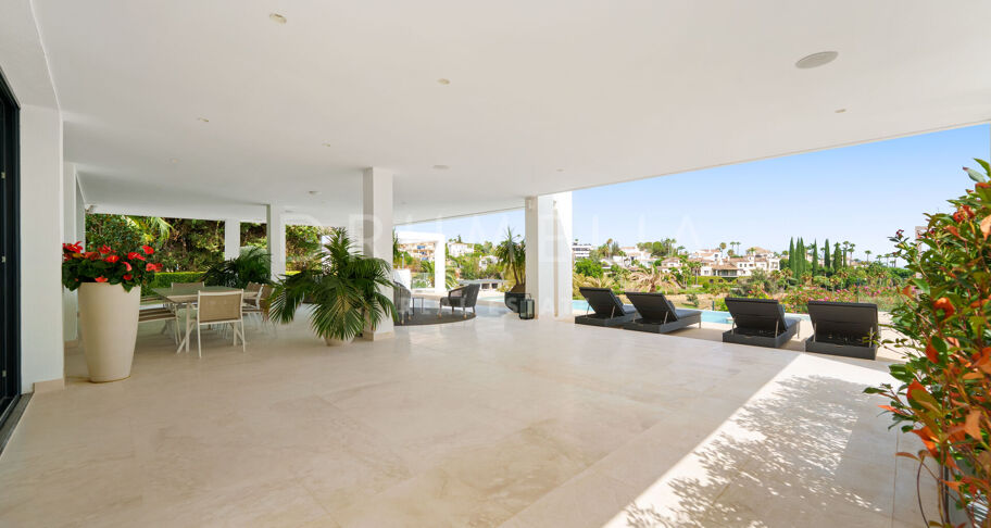 Villa contemporaine en première ligne de golf à Nueva Andalucía