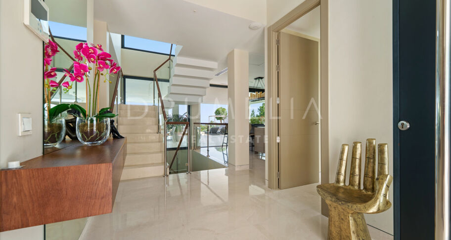 Villa contemporaine en première ligne de golf à Nueva Andalucía